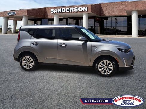 Used 2023 Kia Soul LX image 2