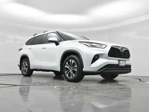 Used 2023 Toyota Highlander XLE AWD/4WD image 41