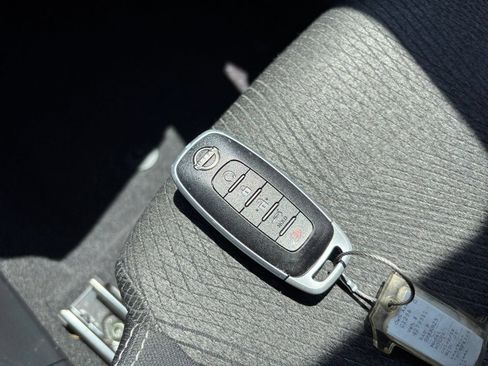 Used 2025 Nissan Rogue SV FWD image 21