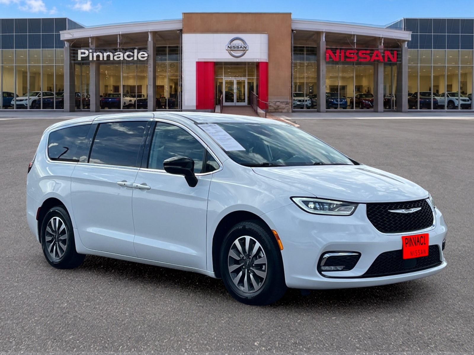 Used 2024 Chrysler Pacifica Limited FWD image 7