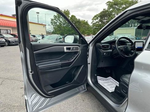Used 2020 Ford Explorer XLT w/ Equipment Group 202A AWD/4WD image 9
