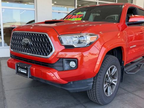 Used 2018 Toyota Tacoma TRD Sport AWD/4WD image 3