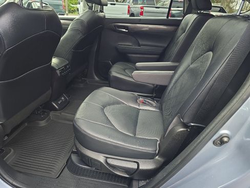 Used 2023 Toyota Highlander Platinum image 17