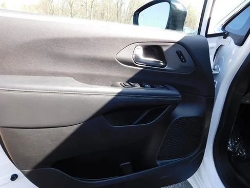 Used 2025 Chrysler Pacifica Select image 14