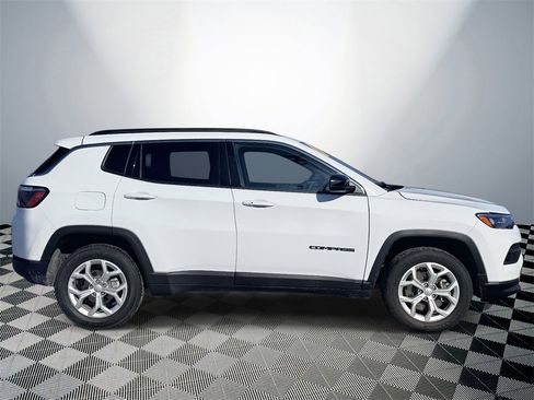 Used 2024 Jeep Compass Latitude image 6