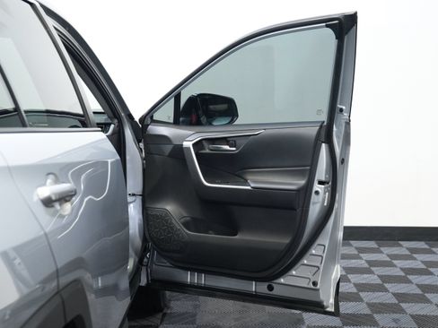 Used 2020 Toyota RAV4 XLE w/ XLE Grade Weather Package AWD/4WD image 21