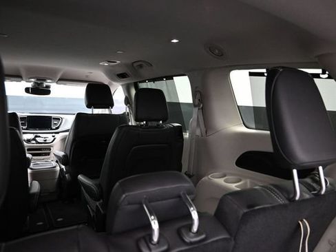 Certified 2022 Chrysler Pacifica Touring-L AWD/4WD image 24