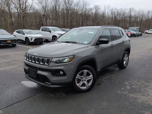 Used 2023 Jeep Compass Latitude image 1