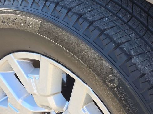 Used 2023 Nissan Frontier SV image 9