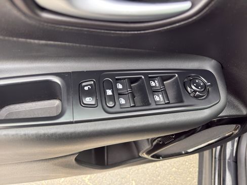 Used 2016 Jeep Renegade Latitude image 11