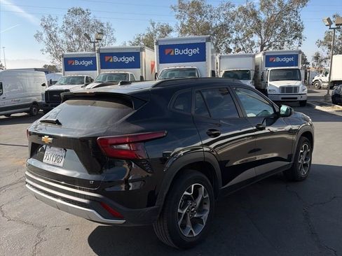 Used 2025 Chevrolet Trax LT w/ LT Convenience Package image 6