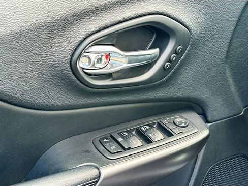 Used 2019 Jeep Cherokee Limited image 18