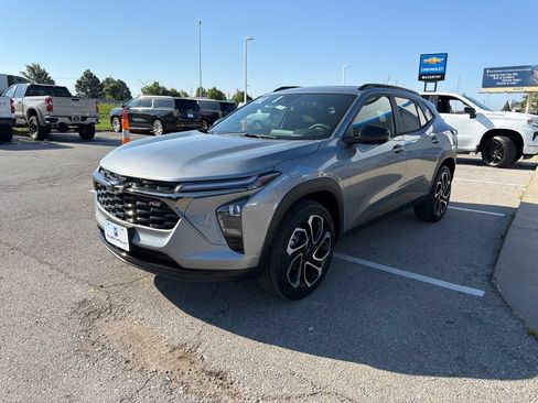 New 2026 Chevrolet Trax RS w/ Sunroof Package FWD image 7