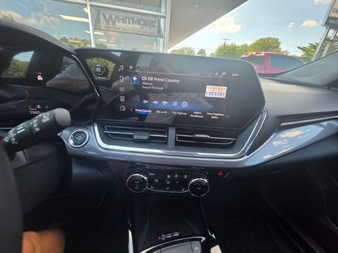 Used 2025 Chevrolet Trax ACTIV w/ Sunroof Package FWD image 15