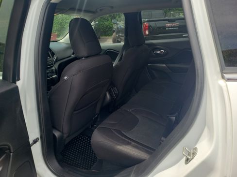 Used 2019 Jeep Cherokee Latitude w/ Popular Appearance Group FWD image 13