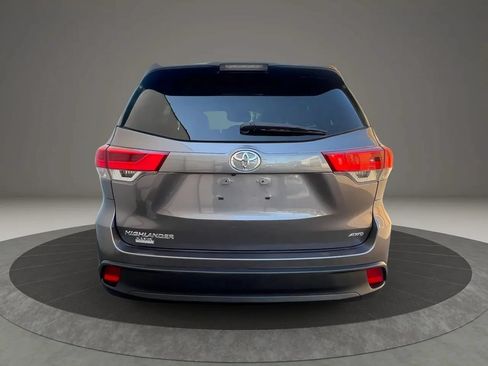 Used 2019 Toyota Highlander LE AWD/4WD image 6