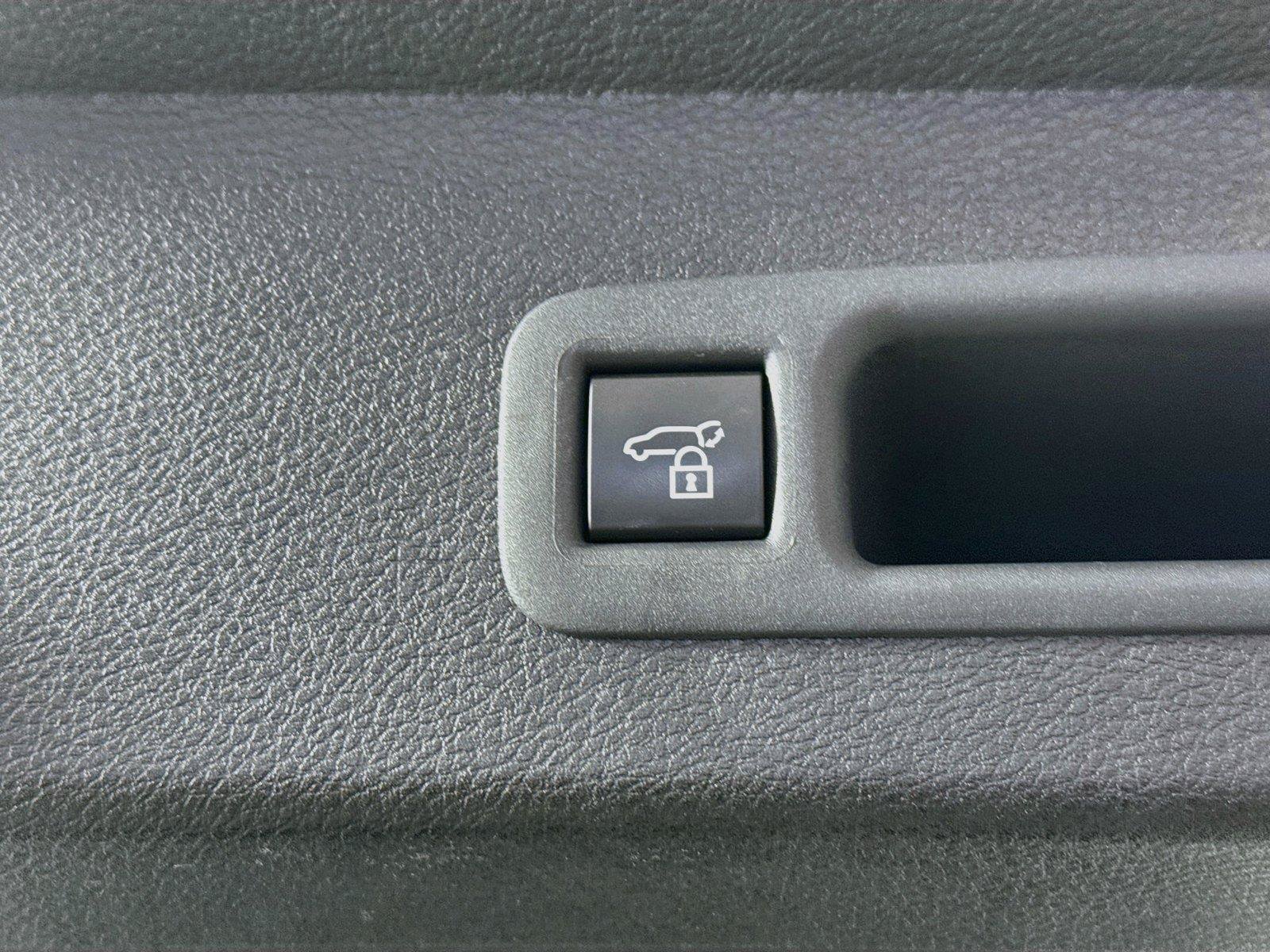 Certified 2025 Toyota Sienna XLE FWD image 38