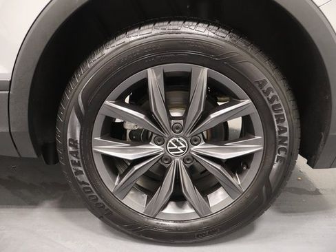 Used 2024 Volkswagen Tiguan SE image 25