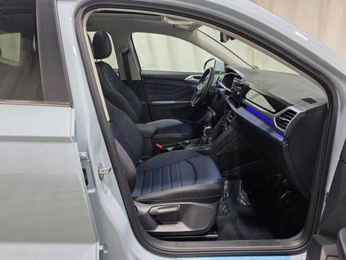 Used 2025 Volkswagen Taos SEL image 34