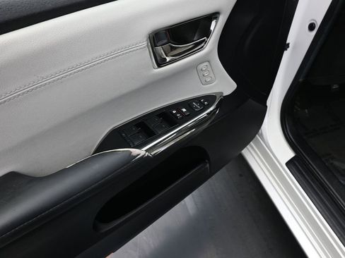 Used 2016 Toyota Avalon XLE Premium image 17