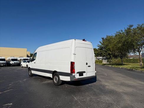 Used 2022 Mercedes-Benz Sprinter 2500 image 4
