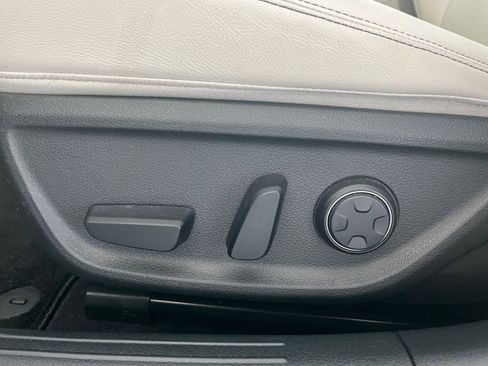 Used 2025 Genesis G70 2.5T image 23