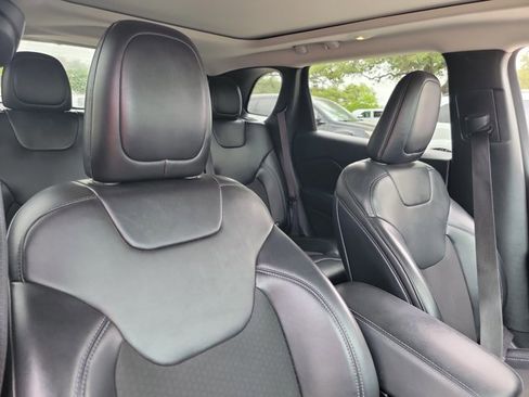 Used 2019 Jeep Cherokee Latitude Plus w/ Comfort/Convenience Group image 11