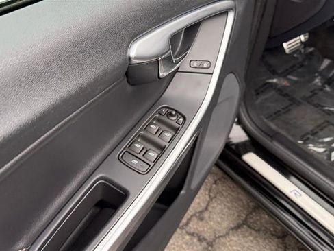 Used 2016 Volvo S60 T5 R-Design image 27