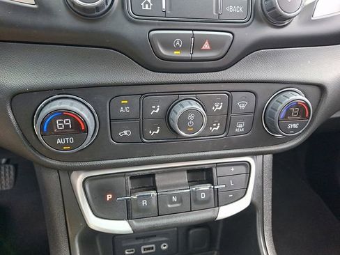 Used 2022 GMC Terrain SLT w/ Infotainment Package II AWD/4WD image 16