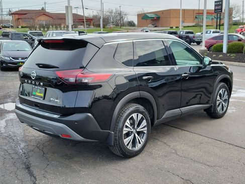 Used 2021 Nissan Rogue SV w/ Premium Package image 4