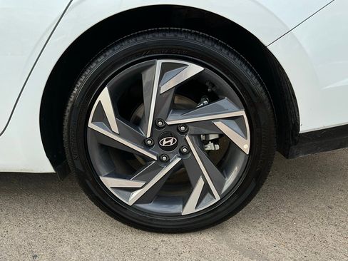 Used 2025 Hyundai Elantra Limited image 9