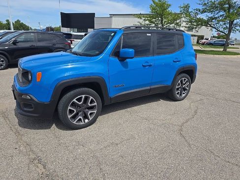 Used 2015 Jeep Renegade Latitude w/ Cold Weather Group II AWD/4WD image 3