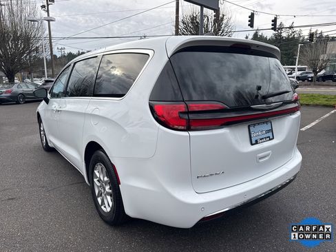 Used 2024 Chrysler Pacifica Touring-L image 5