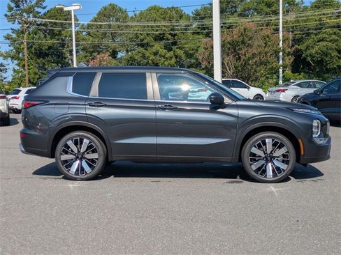 New 2025 Mitsubishi Outlander SE image 2