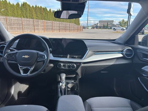 Used 2025 Chevrolet Trax LT w/ Driver Confidence Package image 28