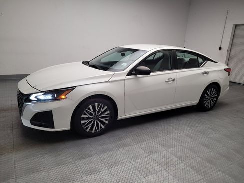 Used 2024 Nissan Altima 2.5 SV FWD image 2