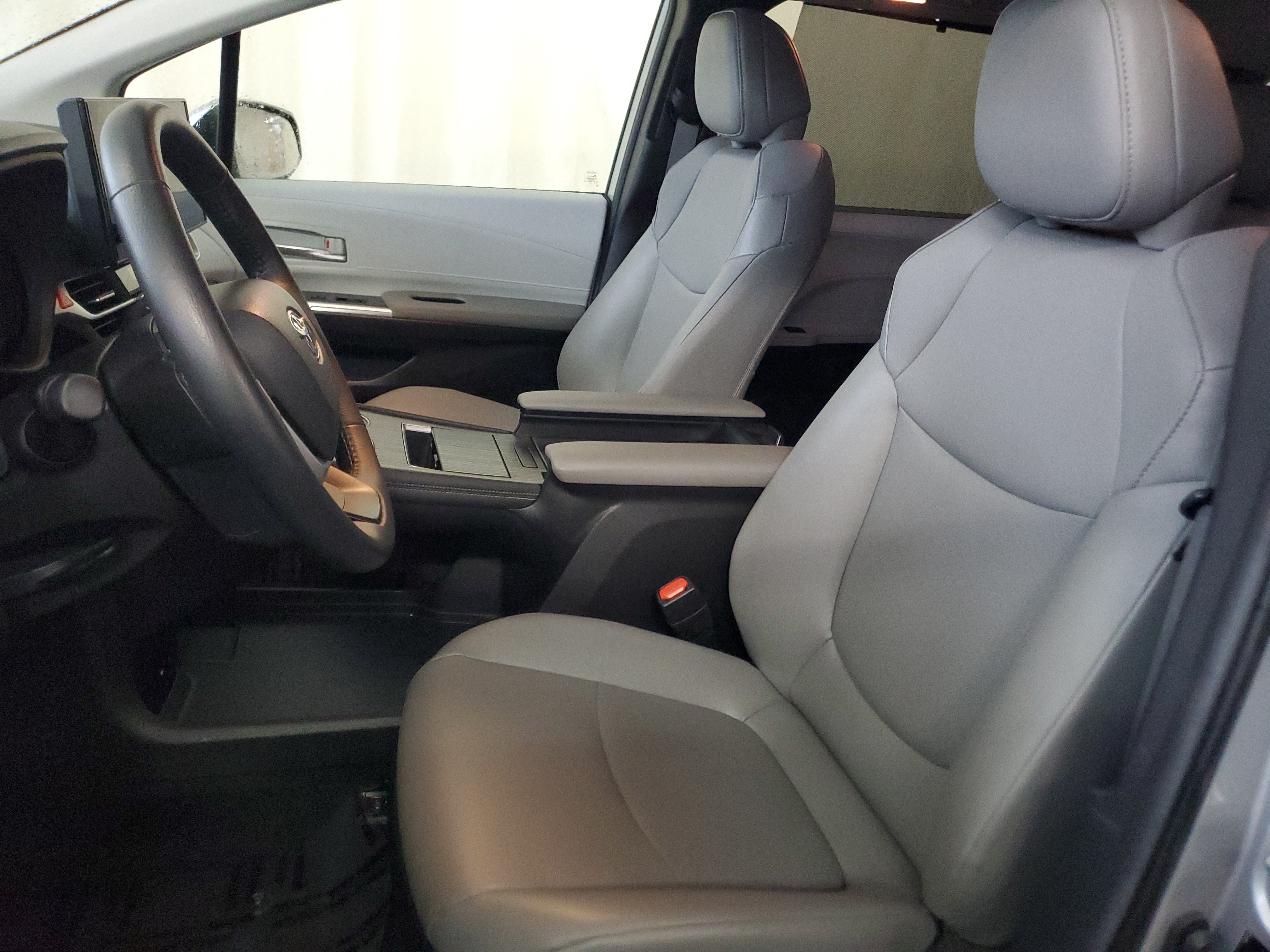 Certified 2025 Toyota Sienna XLE FWD image 22