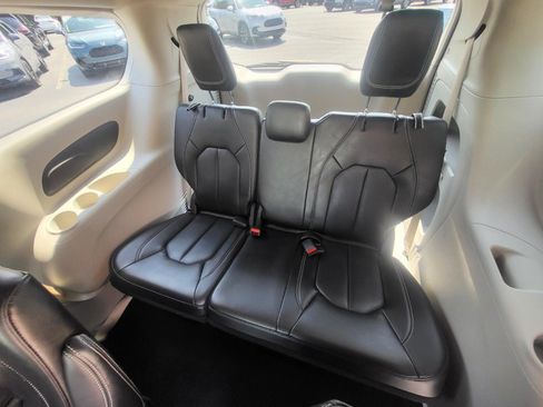 Used 2023 Chrysler Pacifica Touring-L FWD image 15