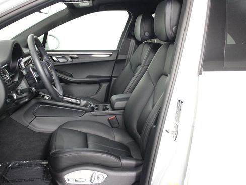 Certified 2026 Porsche Macan AWD/4WD image 5