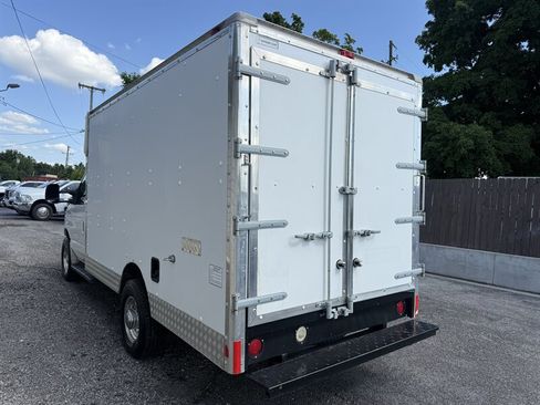 Used 2006 Ford E-350 and Econoline 350 Super Duty RWD image 15