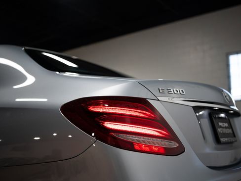 Used 2017 Mercedes-Benz E 300 image 18