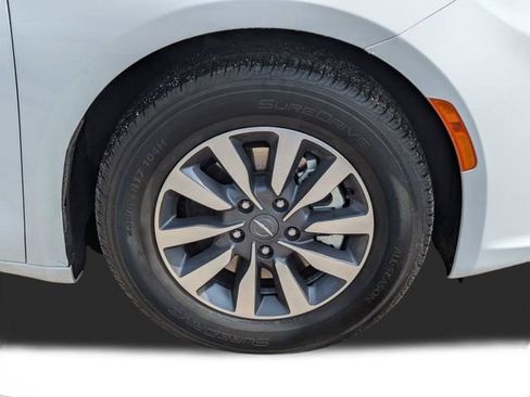Used 2024 Chrysler Pacifica Limited FWD image 11