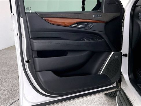 Used 2018 Cadillac Escalade Luxury AWD/4WD image 22