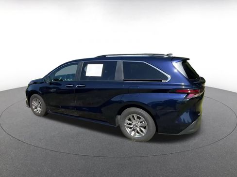 Used 2025 Toyota Sienna XLE FWD image 8