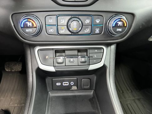 Certified 2022 GMC Terrain SLE w/ Driver Convenience Package image 15