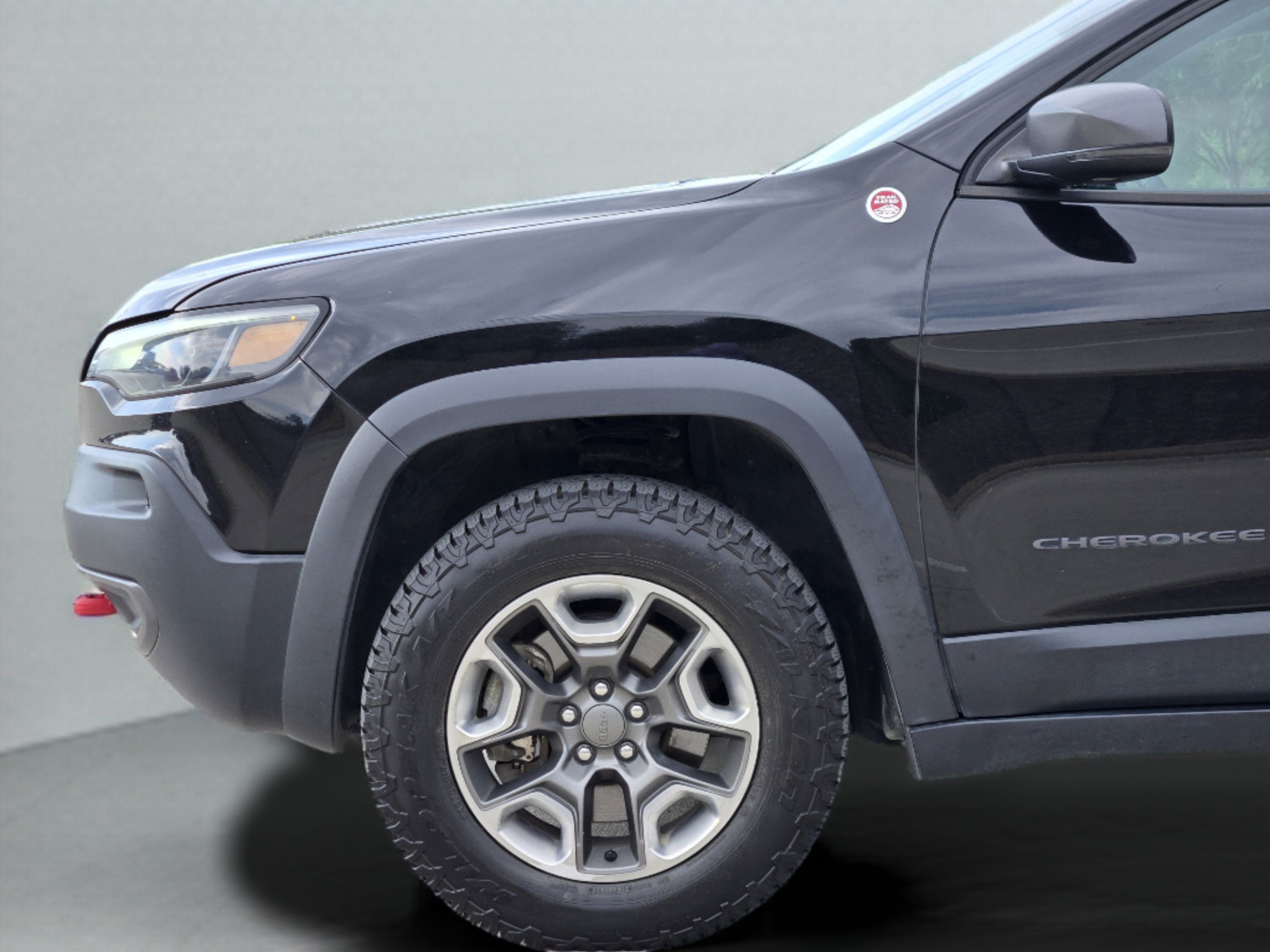 Used 2019 Jeep Cherokee Trailhawk AWD/4WD image 29