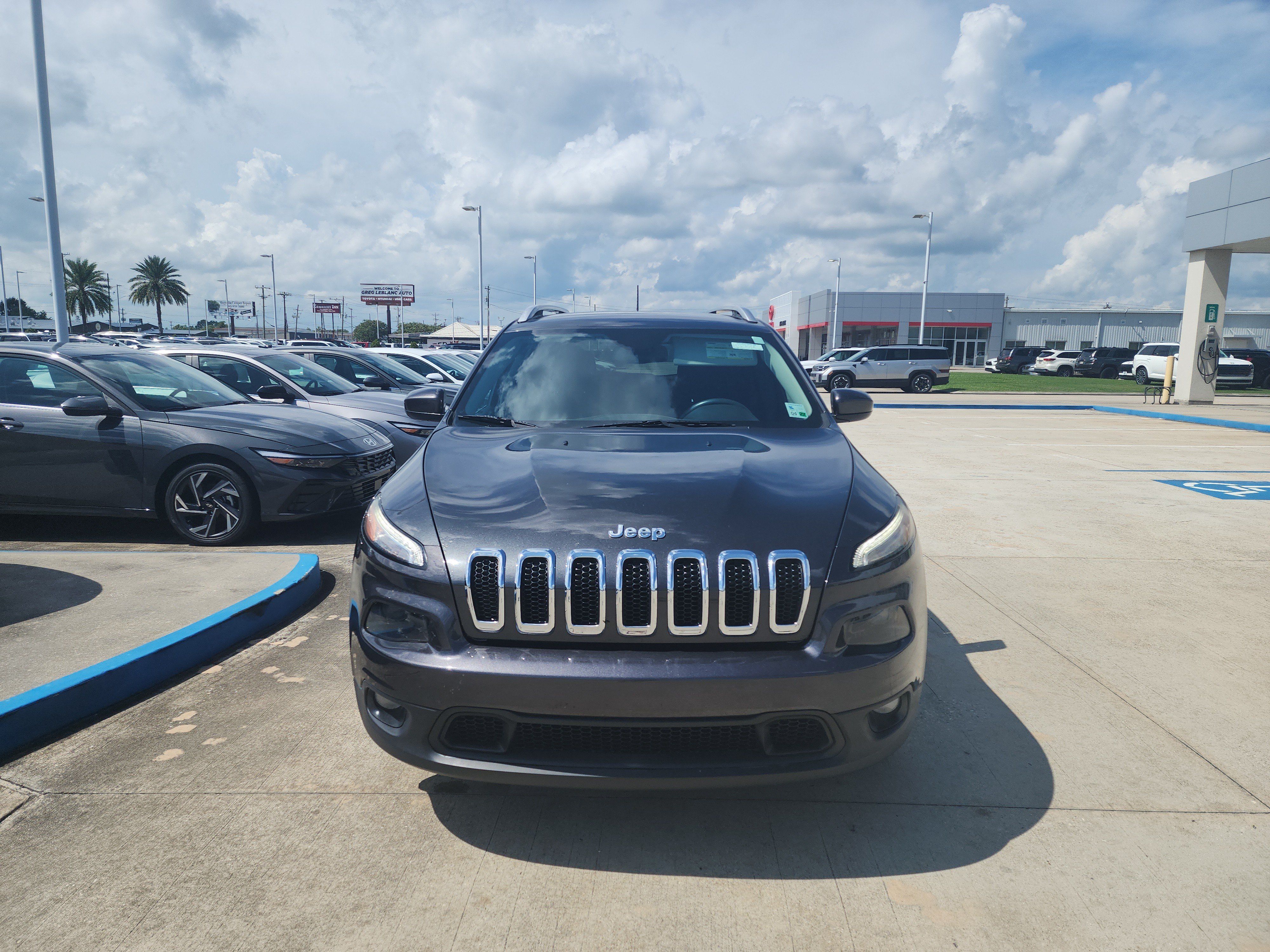 Used 2016 Jeep Cherokee Latitude w/ Comfort & Sound Group FWD image 2
