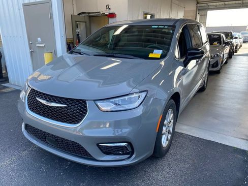 Used 2025 Chrysler Pacifica Select FWD image 2