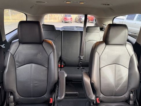 Used 2017 Chevrolet Traverse LT image 24