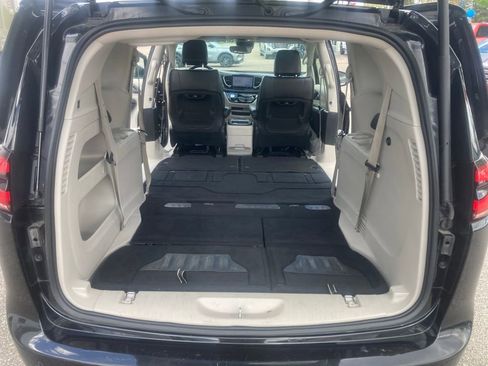 Used 2023 Chrysler Pacifica Touring-L FWD image 14